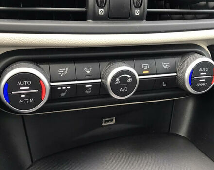 Синий Альфа Ромео Джулия, объемом двигателя 2 л и пробегом 69 тыс. км за 21500 $, фото 36 на Automoto.ua