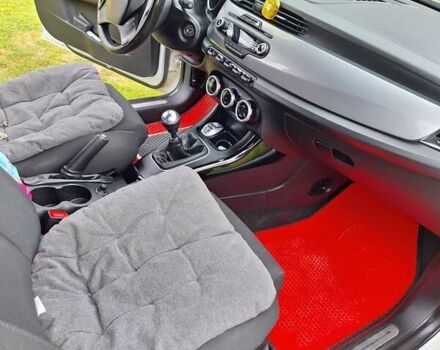 Белый Альфа Ромео Джульетта, объемом двигателя 1.6 л и пробегом 247 тыс. км за 7500 $, фото 3 на Automoto.ua