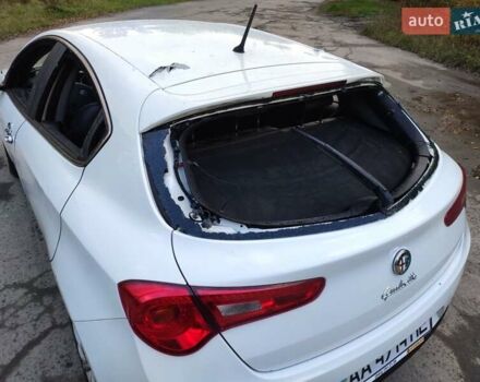 Белый Альфа Ромео Джульетта, объемом двигателя 1.4 л и пробегом 159 тыс. км за 2800 $, фото 12 на Automoto.ua