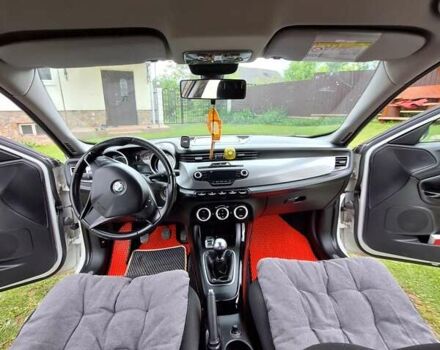 Белый Альфа Ромео Джульетта, объемом двигателя 1.6 л и пробегом 247 тыс. км за 7500 $, фото 2 на Automoto.ua