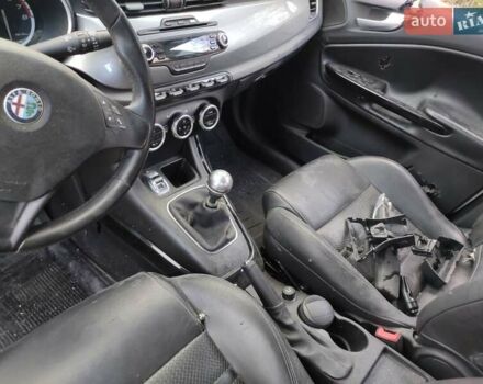 Белый Альфа Ромео Джульетта, объемом двигателя 1.4 л и пробегом 159 тыс. км за 2800 $, фото 14 на Automoto.ua