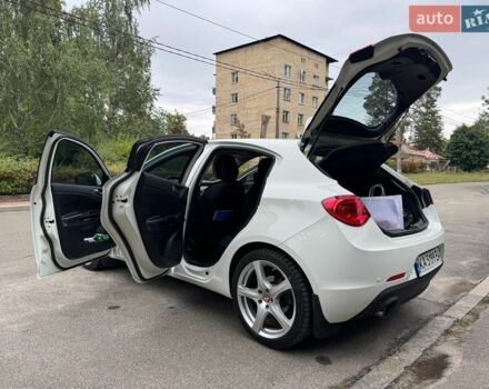 Білий Альфа Ромео Giulietta, об'ємом двигуна 1.4 л та пробігом 84 тис. км за 9700 $, фото 19 на Automoto.ua
