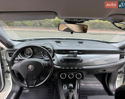 Білий Альфа Ромео Giulietta, об'ємом двигуна 1.4 л та пробігом 84 тис. км за 9700 $, фото 15 на Automoto.ua