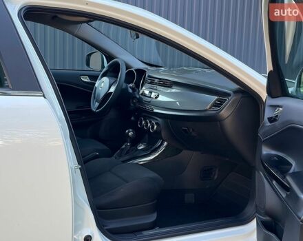 Білий Альфа Ромео Giulietta, об'ємом двигуна 1.37 л та пробігом 238 тис. км за 6200 $, фото 17 на Automoto.ua