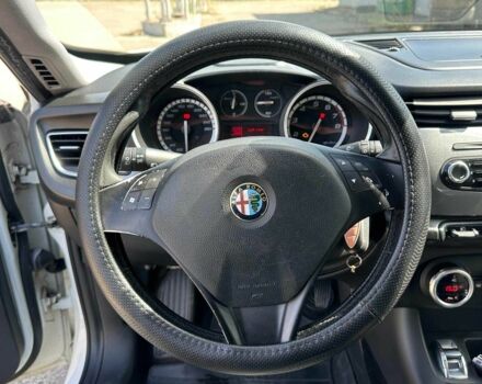 Білий Альфа Ромео Giulietta, об'ємом двигуна 1.4 л та пробігом 437 тис. км за 5990 $, фото 15 на Automoto.ua