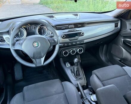 Білий Альфа Ромео Giulietta, об'ємом двигуна 1.37 л та пробігом 238 тис. км за 6200 $, фото 21 на Automoto.ua