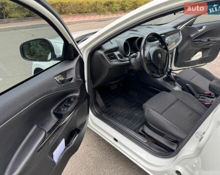 Білий Альфа Ромео Giulietta, об'ємом двигуна 1.4 л та пробігом 84 тис. км за 9700 $, фото 10 на Automoto.ua