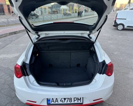 Білий Альфа Ромео Giulietta, об'ємом двигуна 1.4 л та пробігом 212 тис. км за 6900 $, фото 22 на Automoto.ua