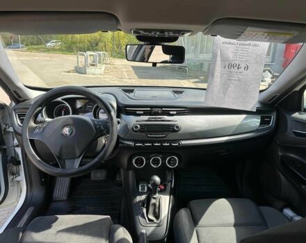 Білий Альфа Ромео Giulietta, об'ємом двигуна 1.4 л та пробігом 437 тис. км за 5990 $, фото 13 на Automoto.ua