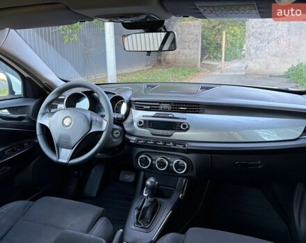 Білий Альфа Ромео Giulietta, об'ємом двигуна 1.37 л та пробігом 238 тис. км за 6200 $, фото 23 на Automoto.ua