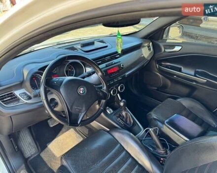 Белый Альфа Ромео Джульетта, объемом двигателя 1.4 л и пробегом 335 тыс. км за 9000 $, фото 5 на Automoto.ua