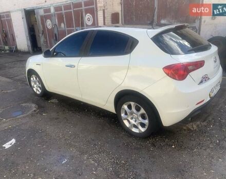 Белый Альфа Ромео Джульетта, объемом двигателя 1.4 л и пробегом 335 тыс. км за 9000 $, фото 3 на Automoto.ua