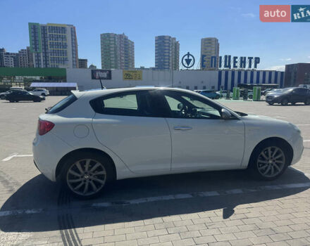 Білий Альфа Ромео Giulietta, об'ємом двигуна 1.37 л та пробігом 90 тис. км за 10900 $, фото 8 на Automoto.ua