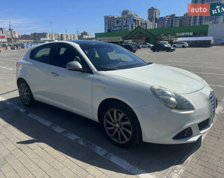 Білий Альфа Ромео Giulietta, об'ємом двигуна 1.37 л та пробігом 90 тис. км за 10900 $, фото 9 на Automoto.ua