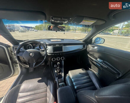 Білий Альфа Ромео Giulietta, об'ємом двигуна 1.37 л та пробігом 90 тис. км за 10900 $, фото 16 на Automoto.ua