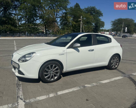 Білий Альфа Ромео Giulietta, об'ємом двигуна 1.37 л та пробігом 90 тис. км за 10900 $, фото 3 на Automoto.ua