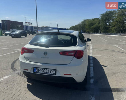 Білий Альфа Ромео Giulietta, об'ємом двигуна 1.37 л та пробігом 90 тис. км за 10900 $, фото 6 на Automoto.ua