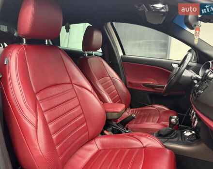 Белый Альфа Ромео Джульетта, объемом двигателя 1.37 л и пробегом 165 тыс. км за 11500 $, фото 7 на Automoto.ua