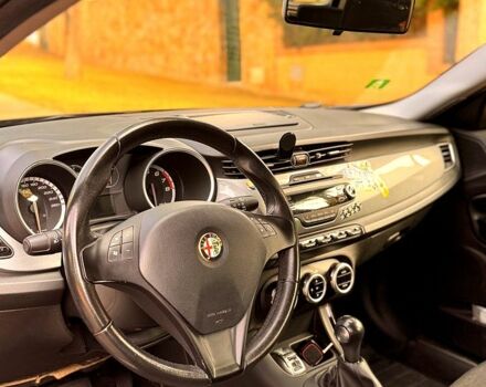 Черный Альфа Ромео Джульетта, объемом двигателя 1.4 л и пробегом 100 тыс. км за 8800 $, фото 4 на Automoto.ua