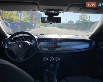 Червоний Альфа Ромео Giulietta, об'ємом двигуна 1.37 л та пробігом 137 тис. км за 8800 $, фото 16 на Automoto.ua