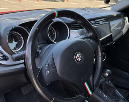 Червоний Альфа Ромео Giulietta, об'ємом двигуна 1.37 л та пробігом 130 тис. км за 9400 $, фото 27 на Automoto.ua