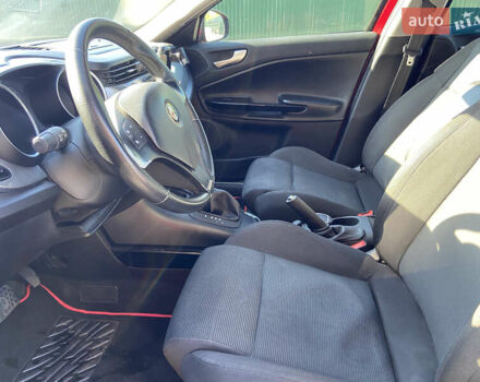 Червоний Альфа Ромео Giulietta, об'ємом двигуна 1.37 л та пробігом 137 тис. км за 8800 $, фото 13 на Automoto.ua