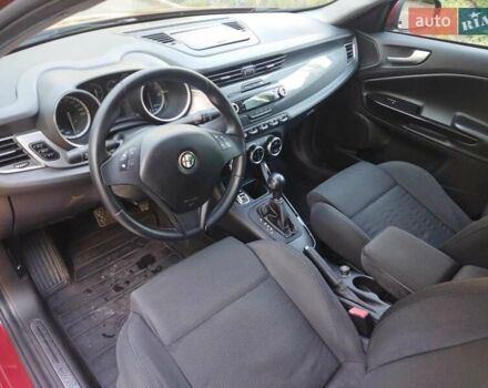 Червоний Альфа Ромео Giulietta, об'ємом двигуна 1.4 л та пробігом 159 тис. км за 8900 $, фото 28 на Automoto.ua