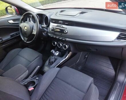 Червоний Альфа Ромео Giulietta, об'ємом двигуна 1.4 л та пробігом 159 тис. км за 8900 $, фото 36 на Automoto.ua