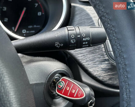 Червоний Альфа Ромео Giulietta, об'ємом двигуна 1.37 л та пробігом 76 тис. км за 15700 $, фото 21 на Automoto.ua