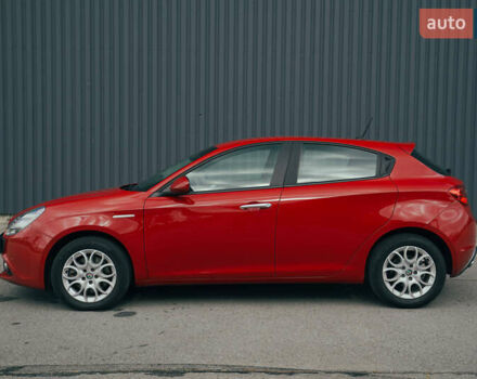 Красный Альфа Ромео Джульетта, объемом двигателя 1.37 л и пробегом 48 тыс. км за 13800 $, фото 3 на Automoto.ua