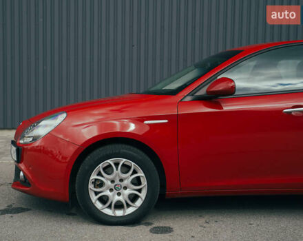 Красный Альфа Ромео Джульетта, объемом двигателя 1.37 л и пробегом 48 тыс. км за 13800 $, фото 4 на Automoto.ua