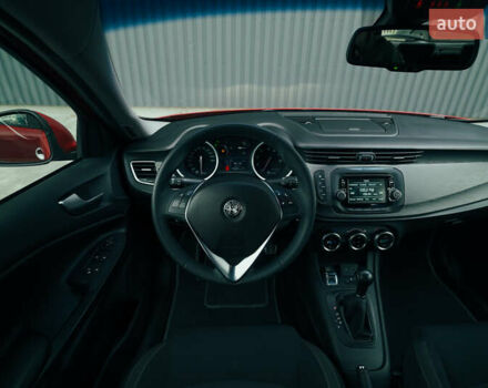 Красный Альфа Ромео Джульетта, объемом двигателя 1.37 л и пробегом 48 тыс. км за 13800 $, фото 24 на Automoto.ua