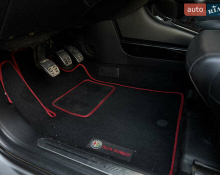 Сірий Альфа Ромео Giulietta, об'ємом двигуна 1.96 л та пробігом 159 тис. км за 7950 $, фото 42 на Automoto.ua