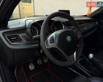 Сірий Альфа Ромео Giulietta, об'ємом двигуна 1.96 л та пробігом 159 тис. км за 7950 $, фото 44 на Automoto.ua