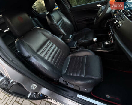Сірий Альфа Ромео Giulietta, об'ємом двигуна 1.96 л та пробігом 159 тис. км за 7950 $, фото 35 на Automoto.ua