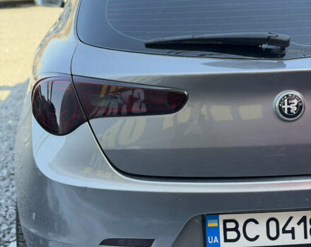 Сірий Альфа Ромео Giulietta, об'ємом двигуна 1.37 л та пробігом 320 тис. км за 8000 $, фото 16 на Automoto.ua