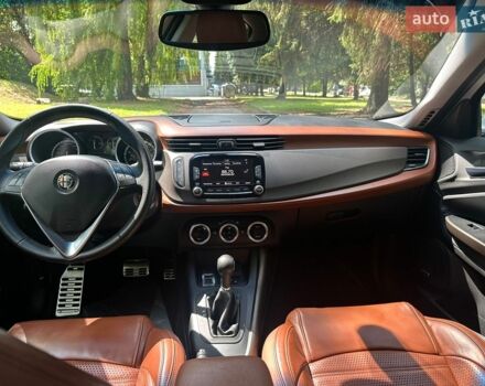 Сірий Альфа Ромео Giulietta, об'ємом двигуна 1.37 л та пробігом 127 тис. км за 8300 $, фото 33 на Automoto.ua