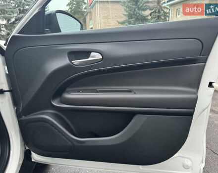 Белый Альфа Ромео Джуниор, объемом двигателя 1.2 л и пробегом 1 тыс. км за 31500 $, фото 31 на Automoto.ua