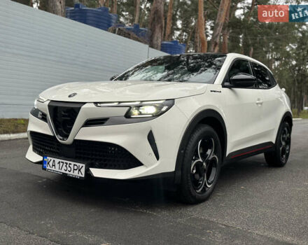 Белый Альфа Ромео Джуниор, объемом двигателя 1.2 л и пробегом 1 тыс. км за 31500 $, фото 4 на Automoto.ua