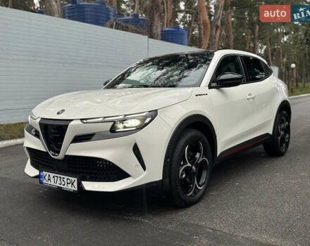 Белый Альфа Ромео Джуниор, объемом двигателя 1.2 л и пробегом 1 тыс. км за 31500 $, фото 5 на Automoto.ua