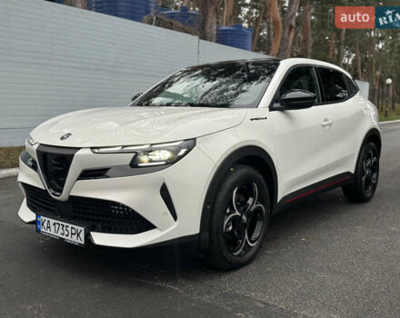 Белый Альфа Ромео Джуниор, объемом двигателя 1.2 л и пробегом 1 тыс. км за 31500 $, фото 2 на Automoto.ua