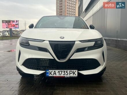 Белый Альфа Ромео Джуниор, объемом двигателя 1.2 л и пробегом 2 тыс. км за 25900 $, фото 1 на Automoto.ua