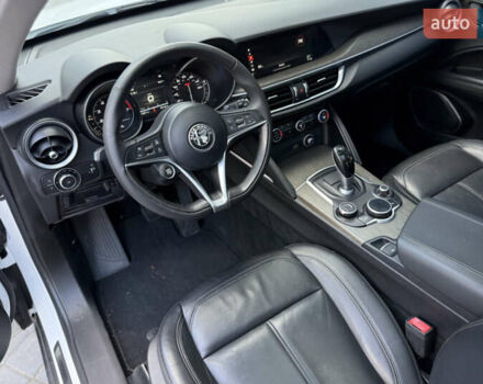 Білий Альфа Ромео Стелвіо, об'ємом двигуна 2 л та пробігом 111 тис. км за 14500 $, фото 23 на Automoto.ua