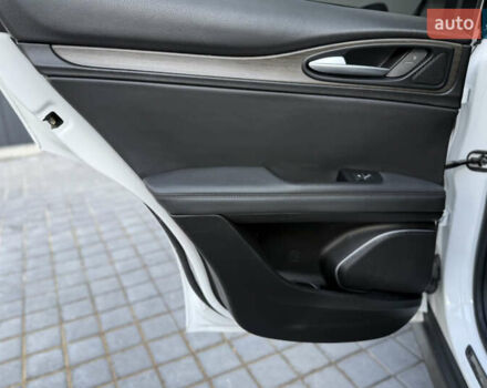 Білий Альфа Ромео Стелвіо, об'ємом двигуна 2 л та пробігом 111 тис. км за 14500 $, фото 31 на Automoto.ua