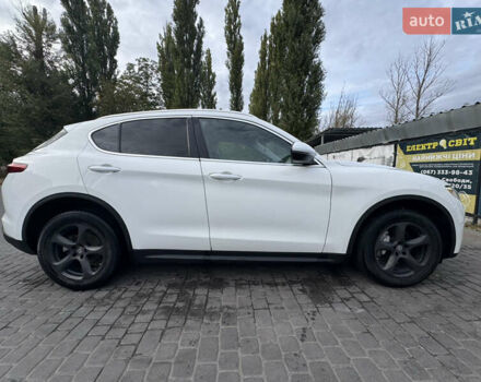 Альфа Ромео Стелвио 2017 в Кременчуге на Automoto.ua Белый Альфа Ромео Стелвио, объемом двигателя 2 л и пробегом 90 тыс. км за 22000 $, фото 2 на Automoto.ua