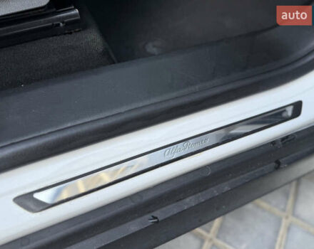 Білий Альфа Ромео Стелвіо, об'ємом двигуна 2 л та пробігом 111 тис. км за 14500 $, фото 44 на Automoto.ua