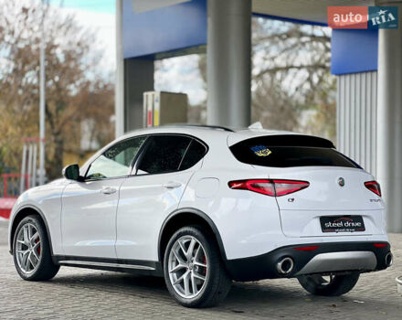 Белый Альфа Ромео Стелвио, объемом двигателя 2 л и пробегом 110 тыс. км за 18999 $, фото 6 на Automoto.ua