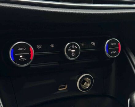 Білий Альфа Ромео Стелвіо, об'ємом двигуна 2 л та пробігом 34 тис. км за 10600 $, фото 12 на Automoto.ua