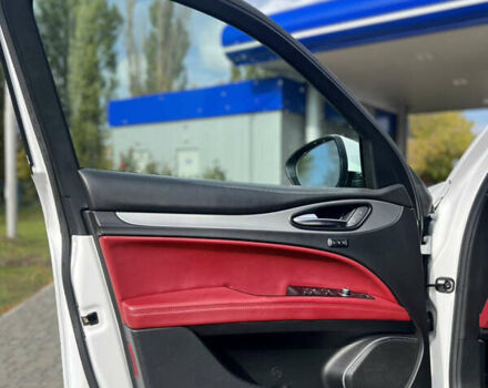 Белый Альфа Ромео Стелвио, объемом двигателя 2 л и пробегом 110 тыс. км за 18999 $, фото 8 на Automoto.ua