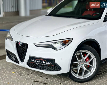 Белый Альфа Ромео Стелвио, объемом двигателя 2 л и пробегом 110 тыс. км за 18999 $, фото 3 на Automoto.ua